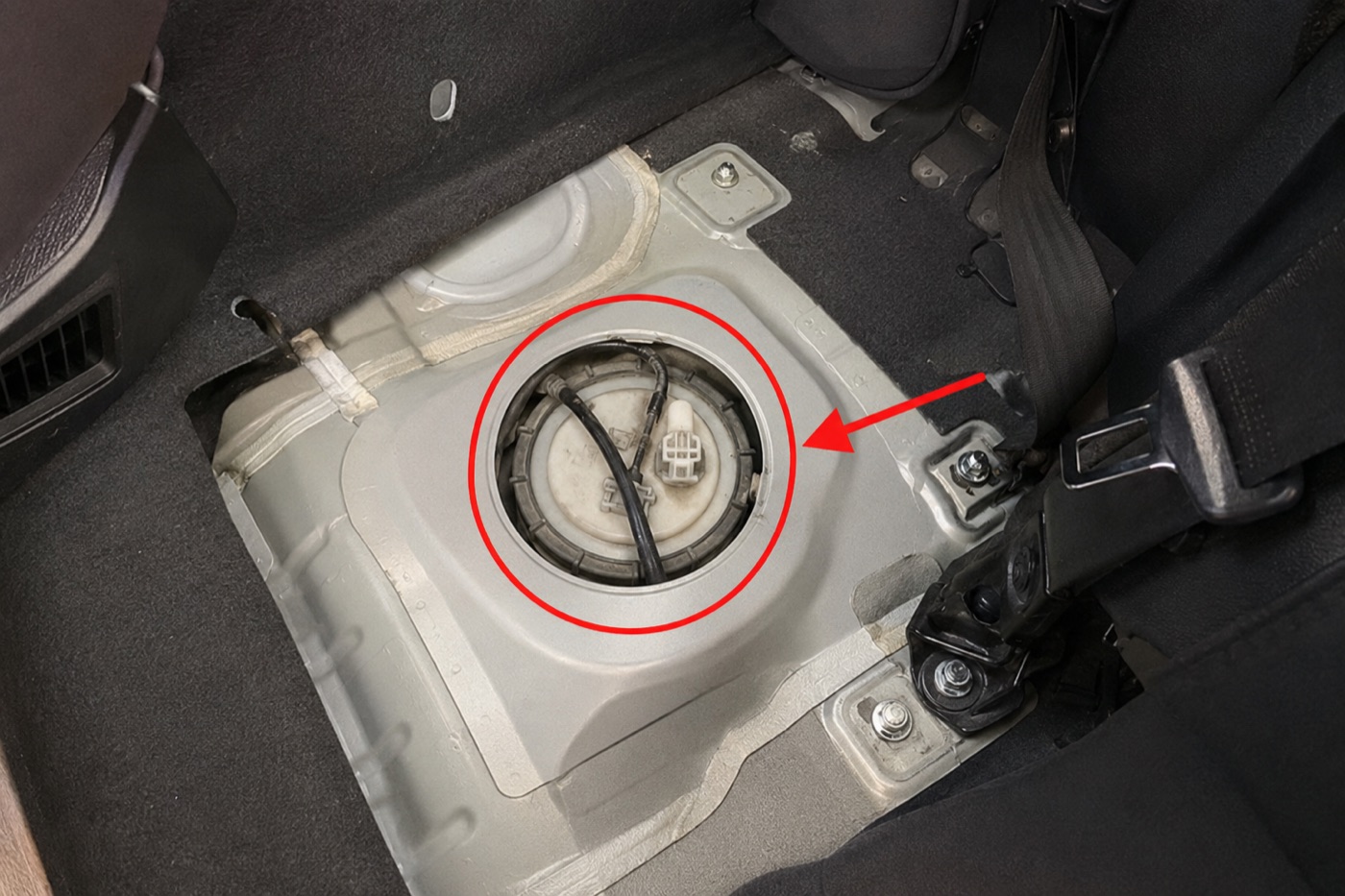 Ubicación de la bomba de bencina del Toyota Yaris, bajo el asiento trasero