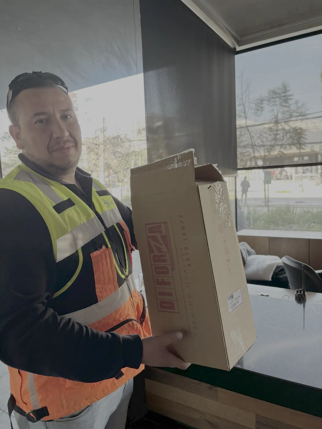 Alfredo recibe el foco delantero derecho de su Hyundai Accent