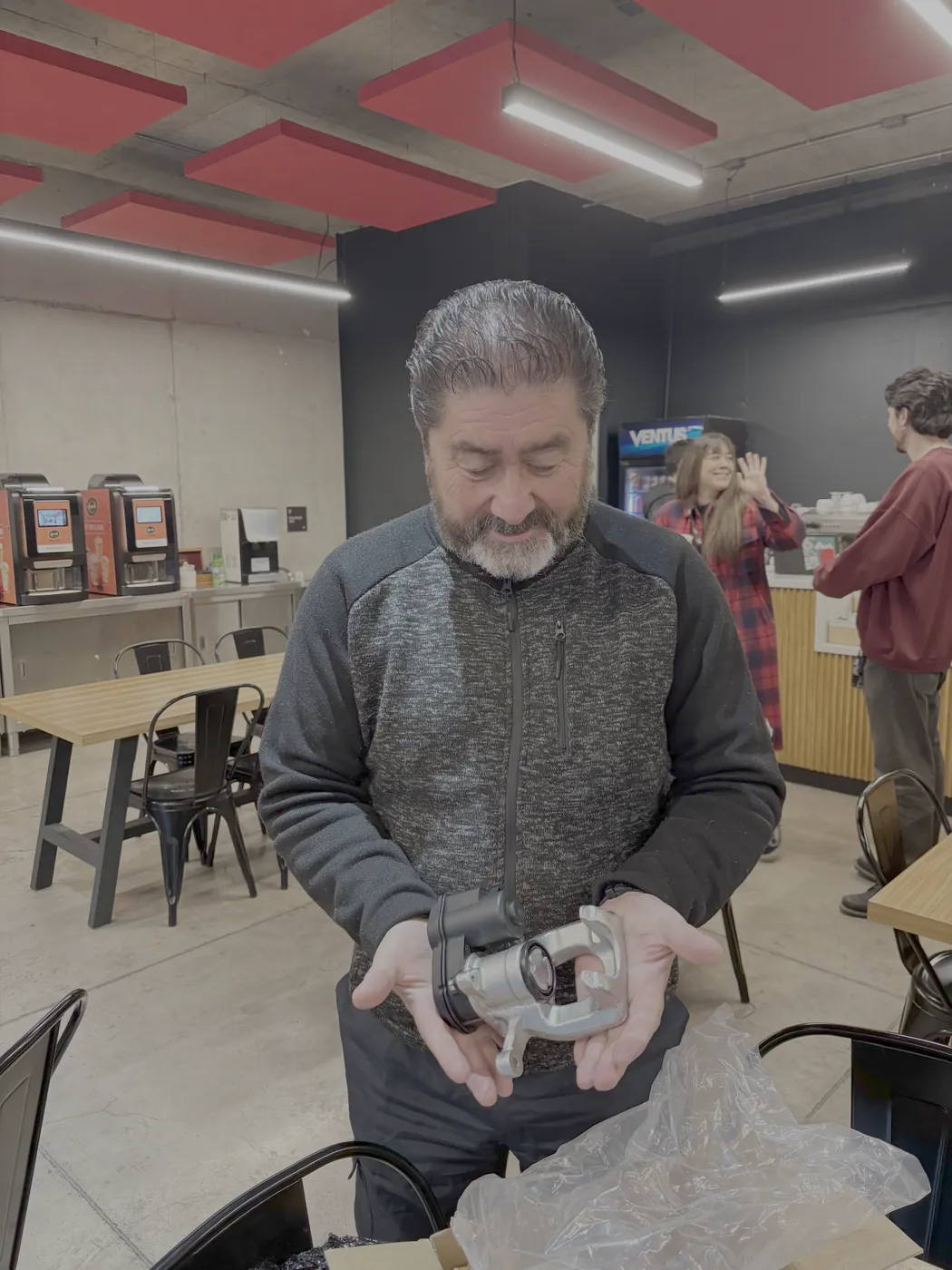 Waldo recibe el caliper trasero izquierdo de su Nissan NP300