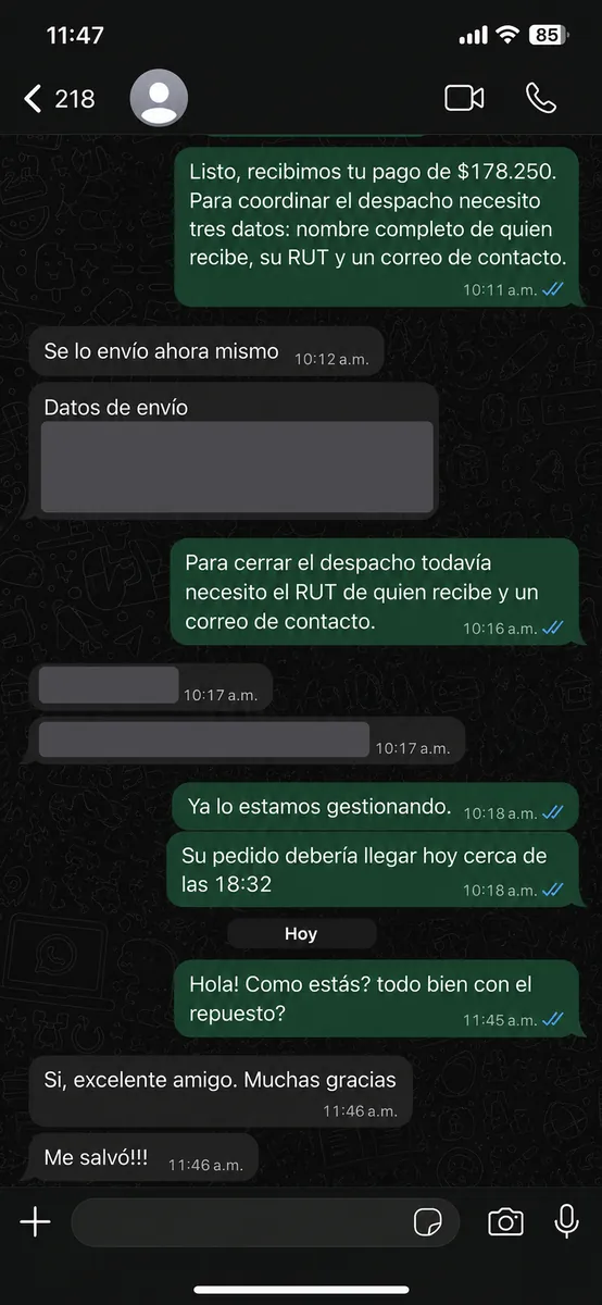 Conversación de WhatsApp: el cliente confirma que llegó el repuesto y responde "me salvó"